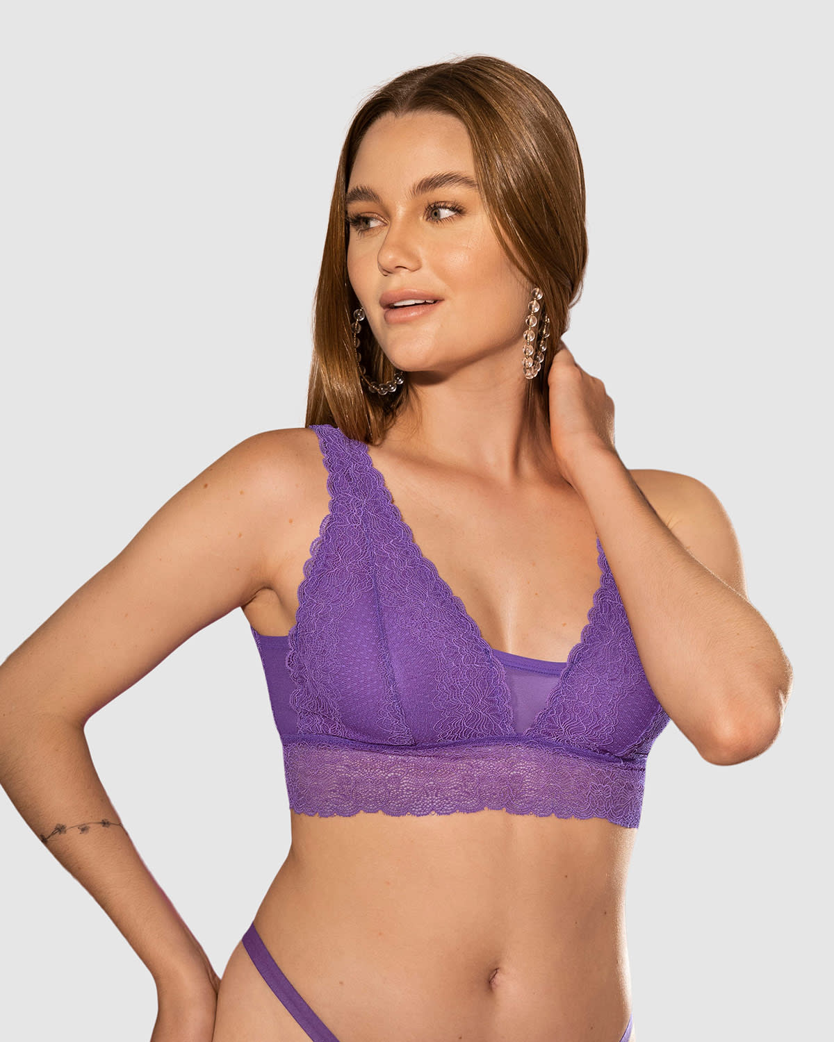 Bralette triangular en tul y encaje elástico en base del pecho#color_467-morado-oscuro