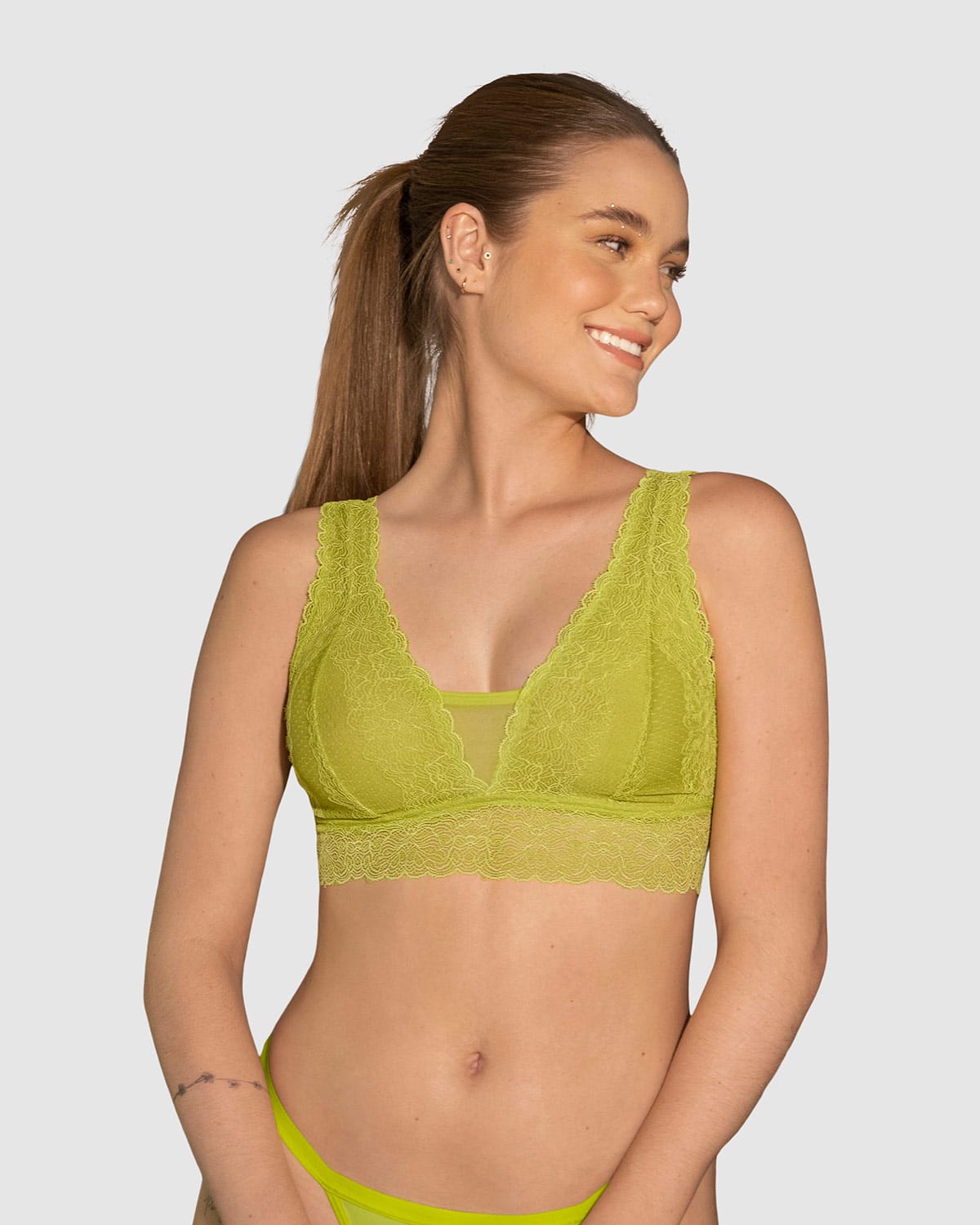 Bralette triangular en tul y encaje elástico en base del pecho#color_639-amarillo-verdoso