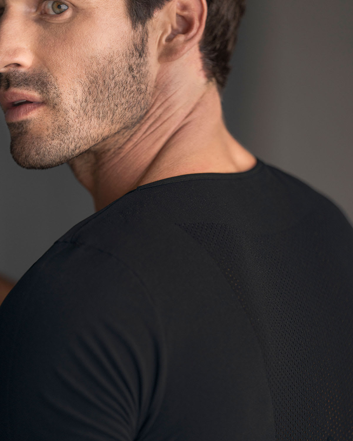 Camiseta de compresión suave en microfibra y tecnología skinfuse sin costuras#color_700-negro