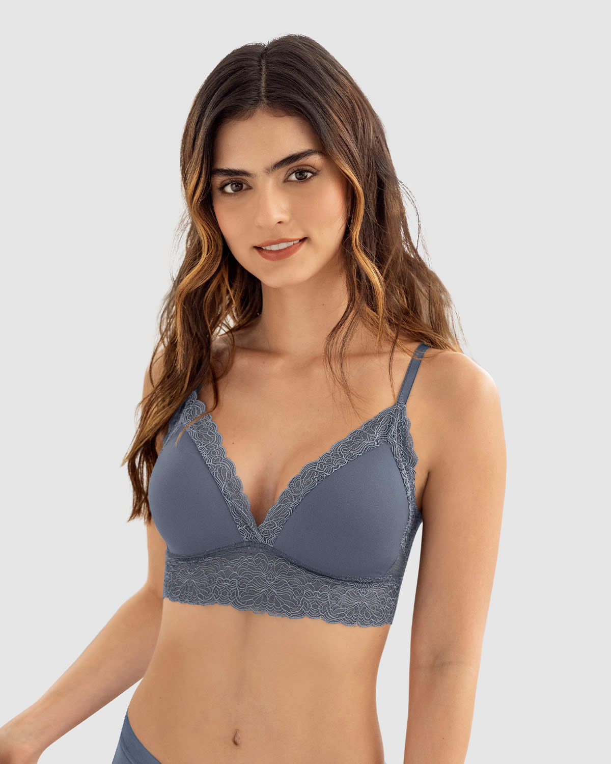 Bralette en encaje sexy y natural#color_457-azul-hortensia