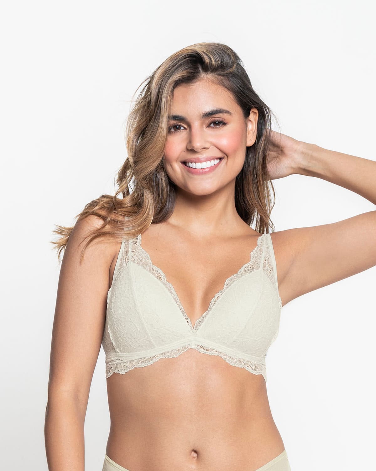 Bralette con copas en espuma cubierto en encaje#color_253-marfil