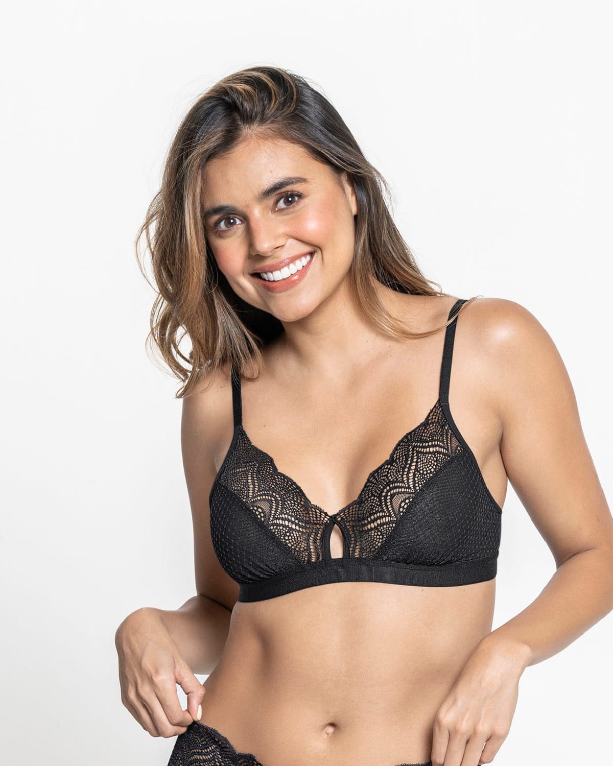 Bralette triangular en encaje y tul con detalle de ojal en escote#color_700-negro