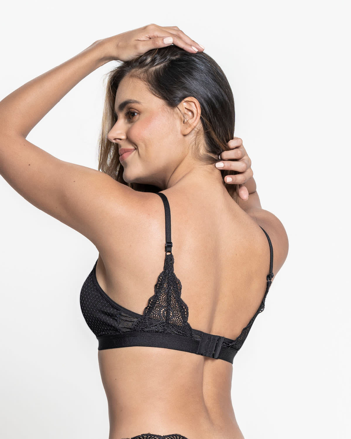 Bralette triangular en encaje y tul con detalle de ojal en escote#color_700-negro