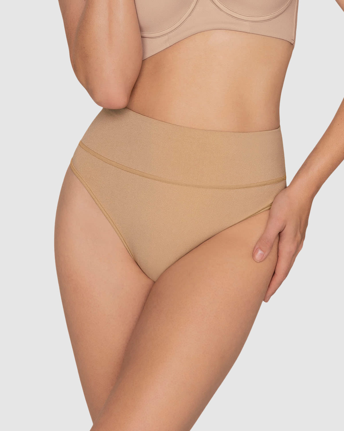 Tanga de control moderado tiro alto en SkinFuse#color_802-habano-claro