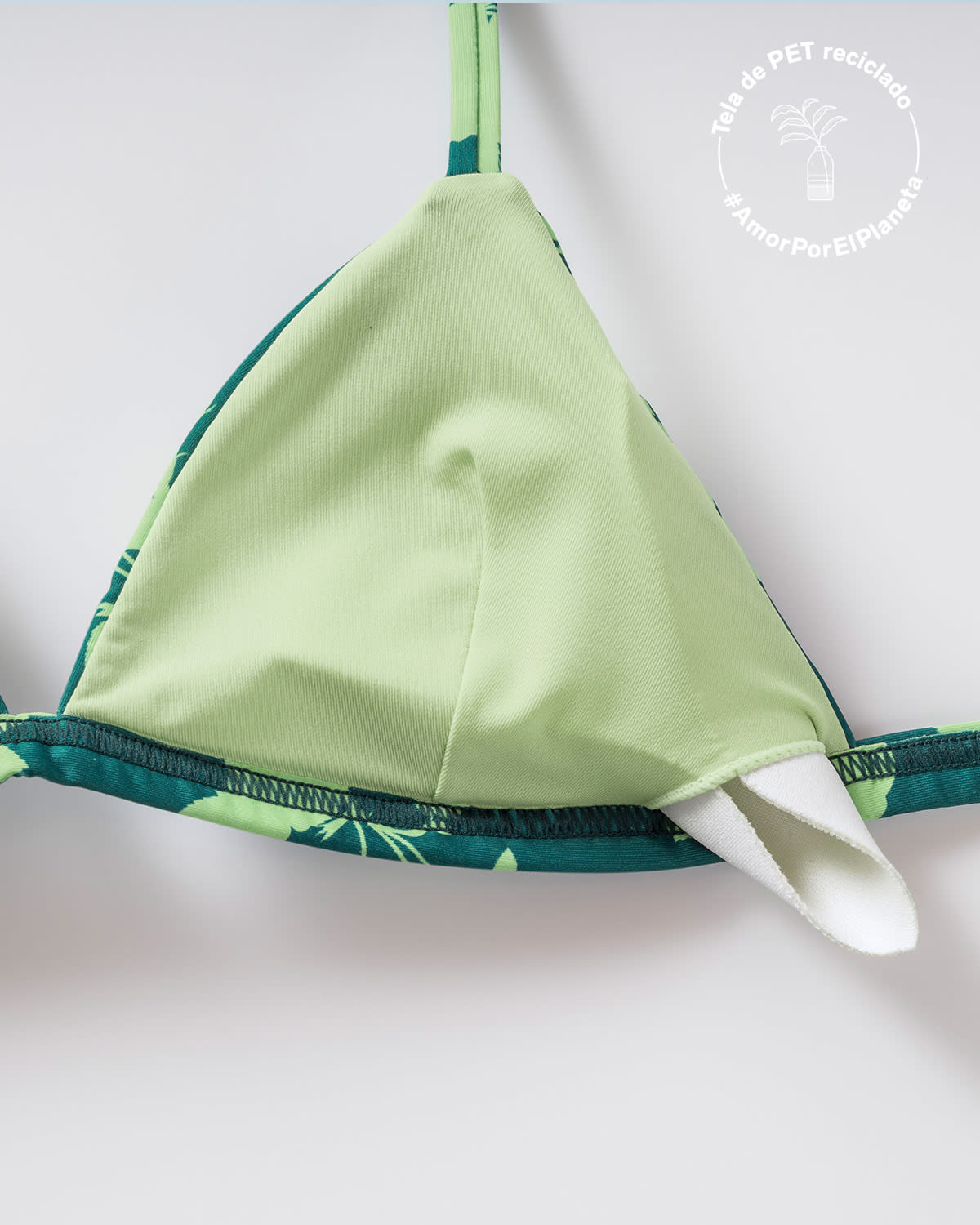 Top de bikini ideal para broncearte elaborado con pet reciclado#color_666-fondo-verde-estampado