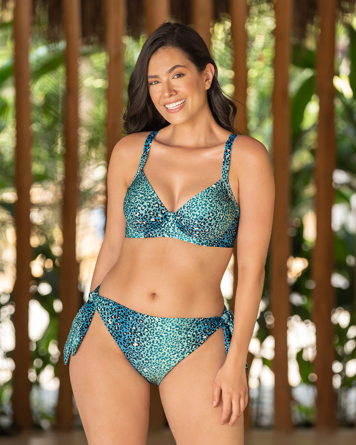 Top de bikini con tela interna en las copas de buen soporte de pecho#color_590-estampado-animal-print-verde