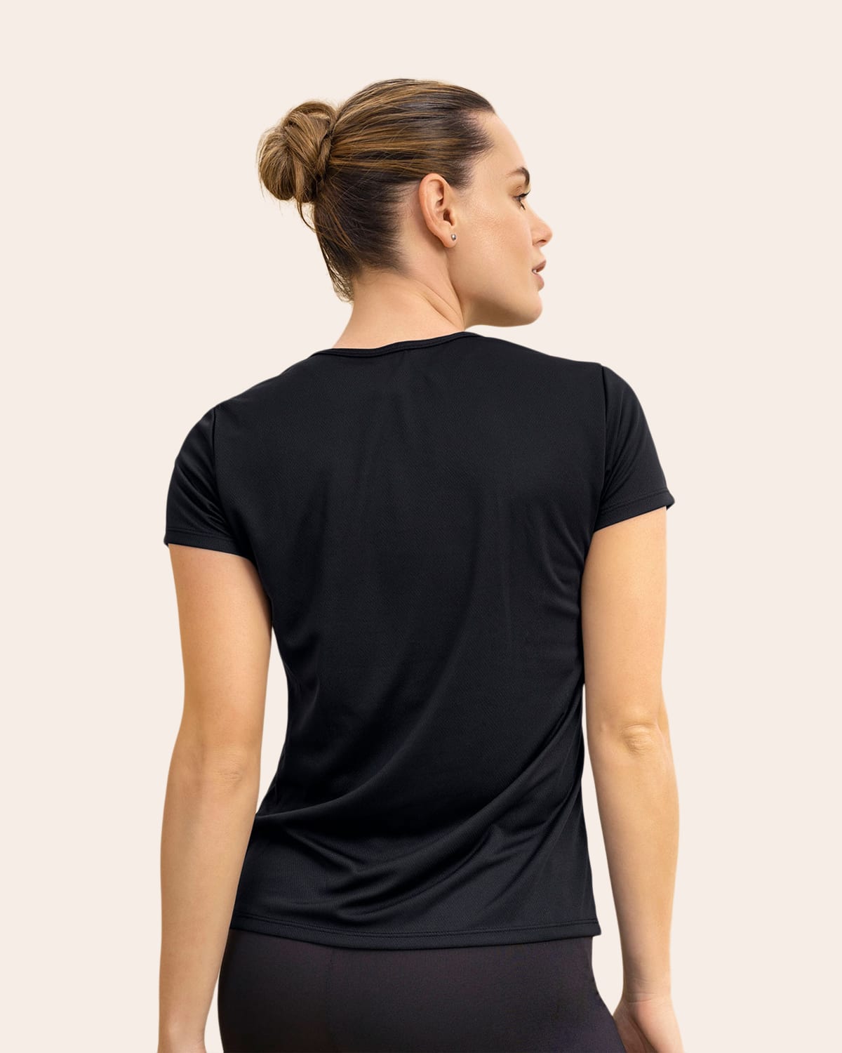 Camiseta deportiva de secado rápido y silueta semiajustada#color_700-negro