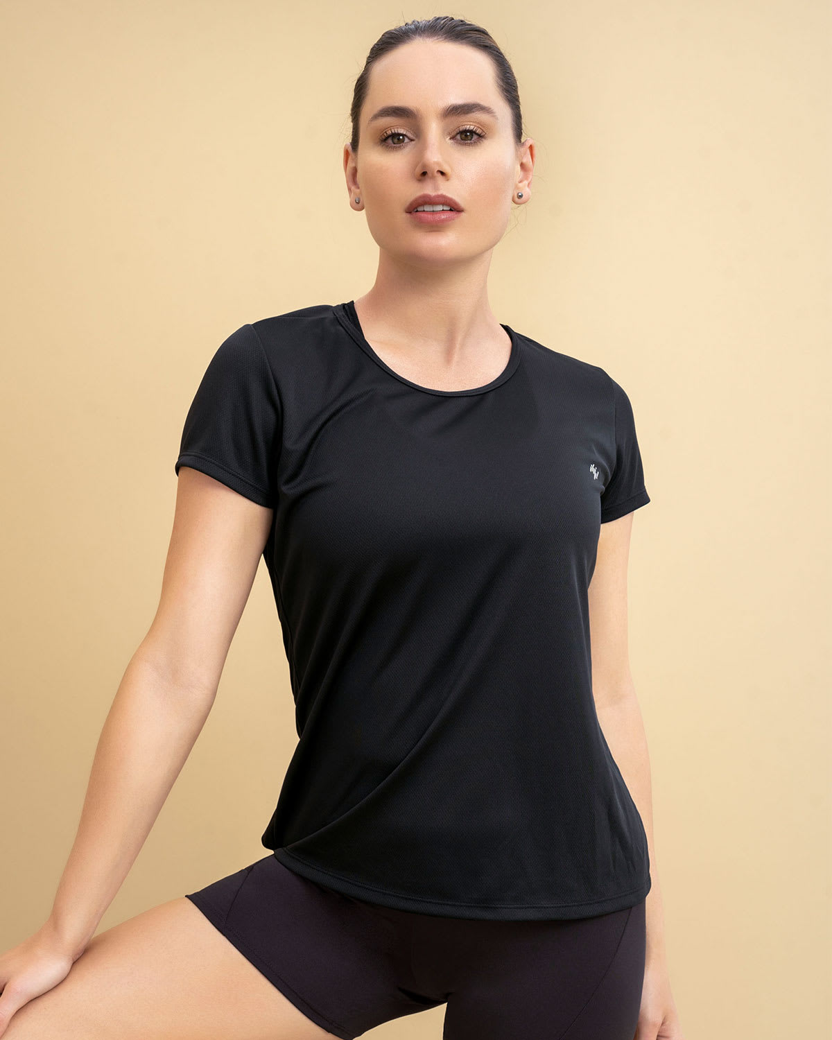 Camiseta deportiva de secado rápido y silueta semiajustada#color_700-negro