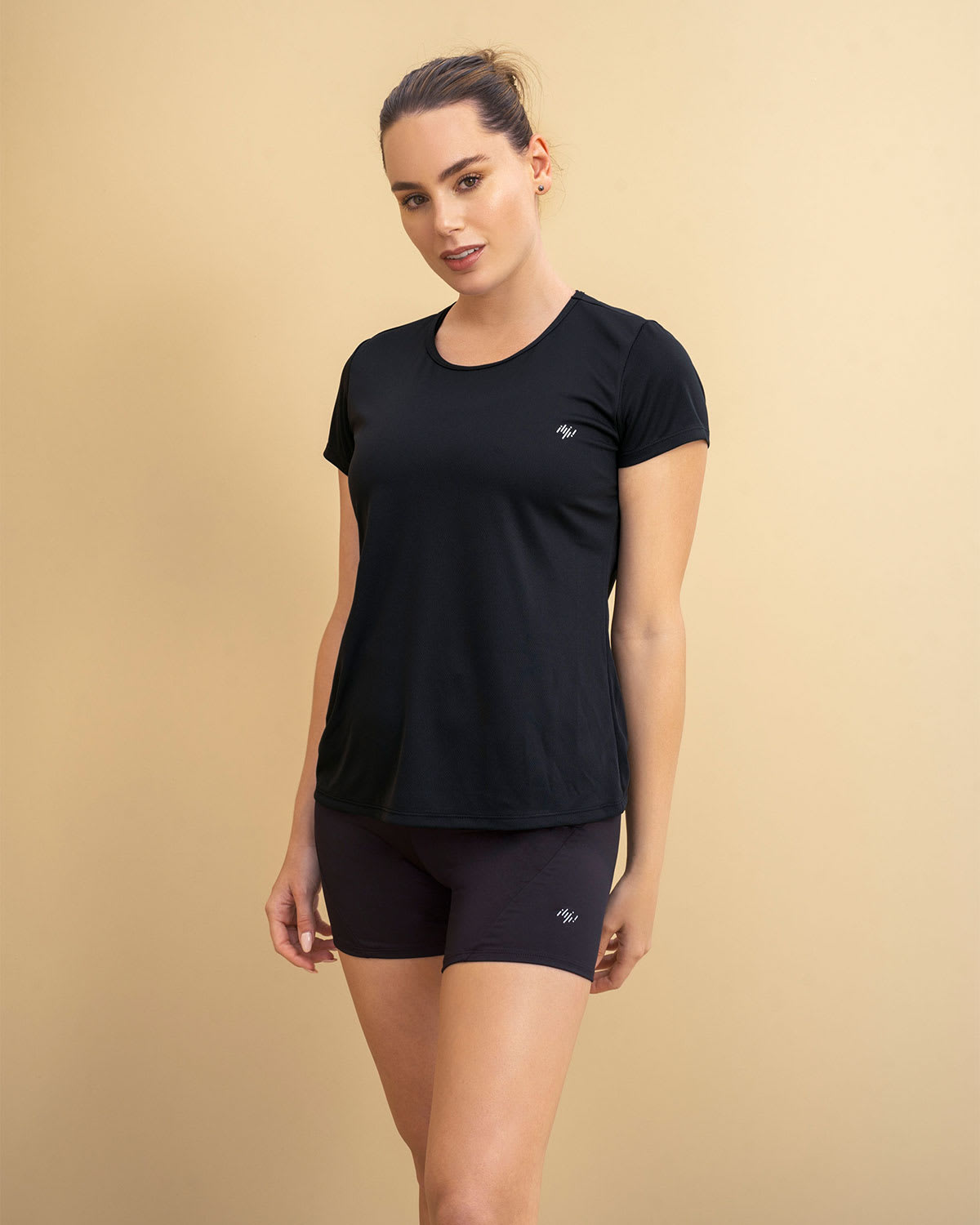 Camiseta deportiva de secado rápido y silueta semiajustada#color_700-negro