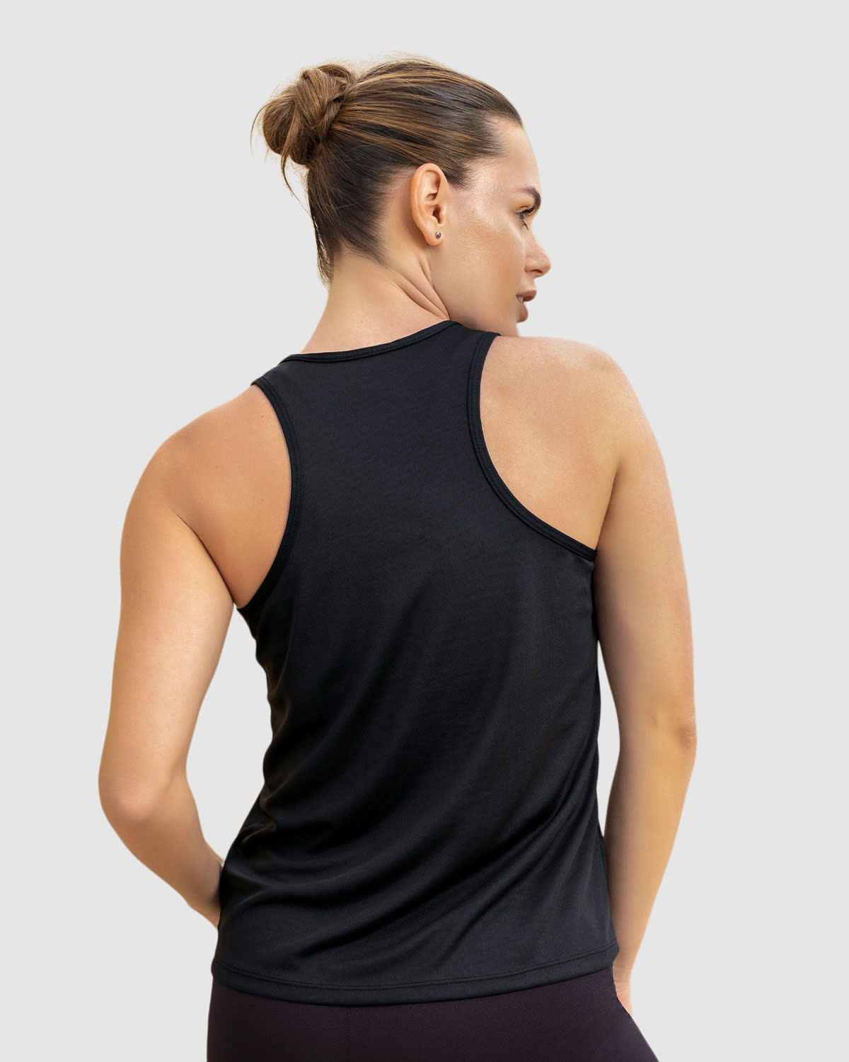 Camiseta deportiva de secado rápido y silueta semiajustada para mujer#color_700-negro