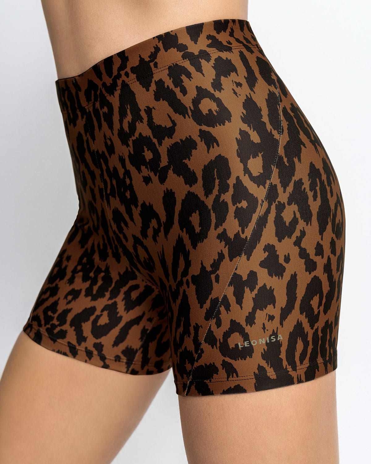 Short corto deportivo ajustado y ligero#color_167-estampado-animal-print