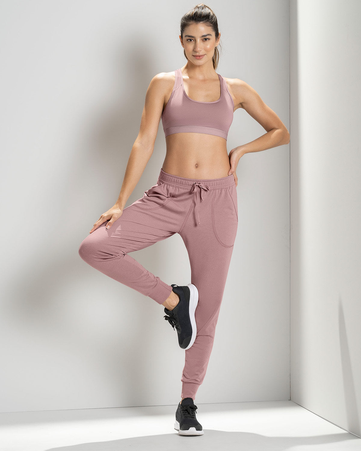 Jogger deportivo de silueta amplia con bolsillos#color_043-lila