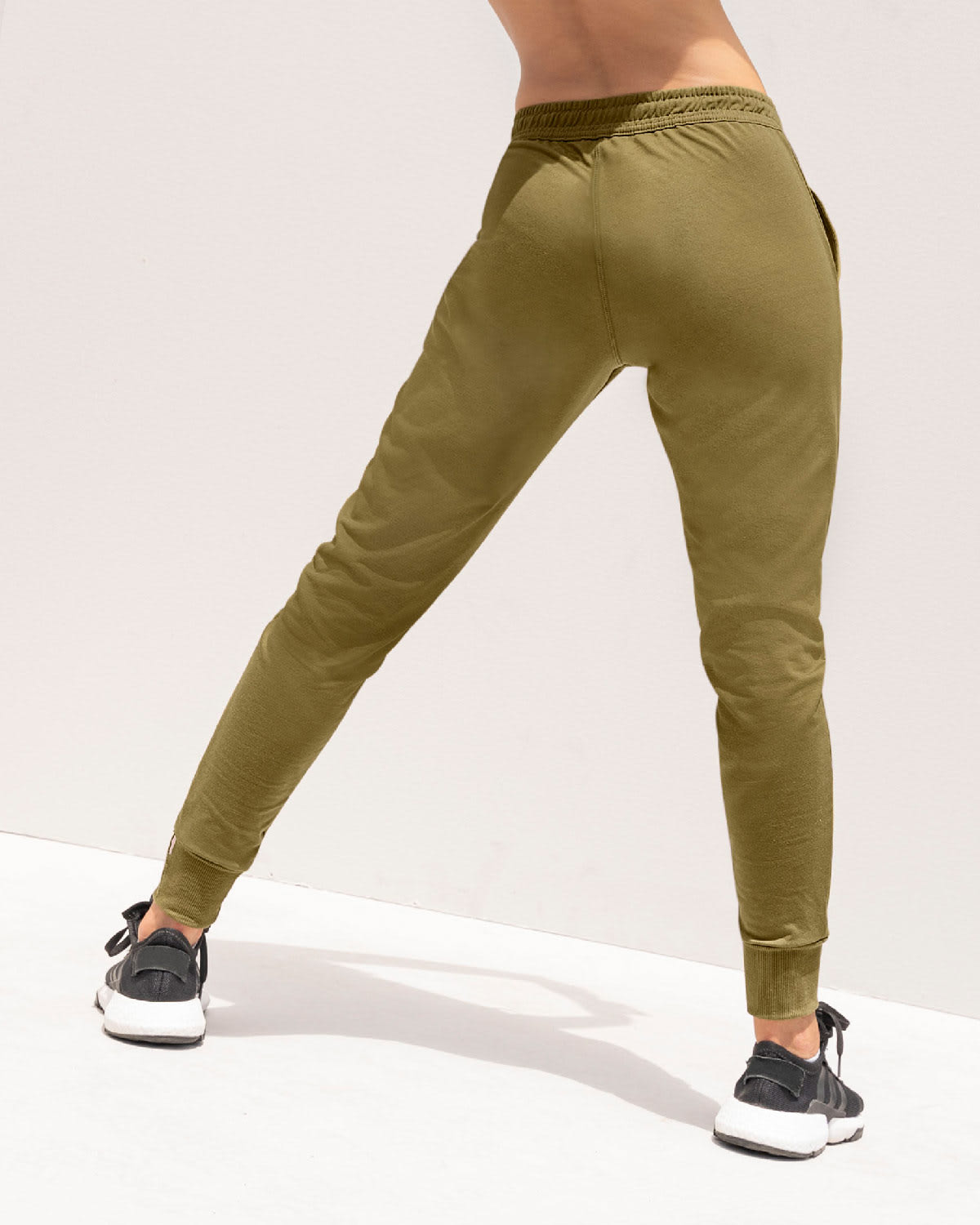 Jogger deportivo de silueta amplia con bolsillos#color_681-verde-oscuro