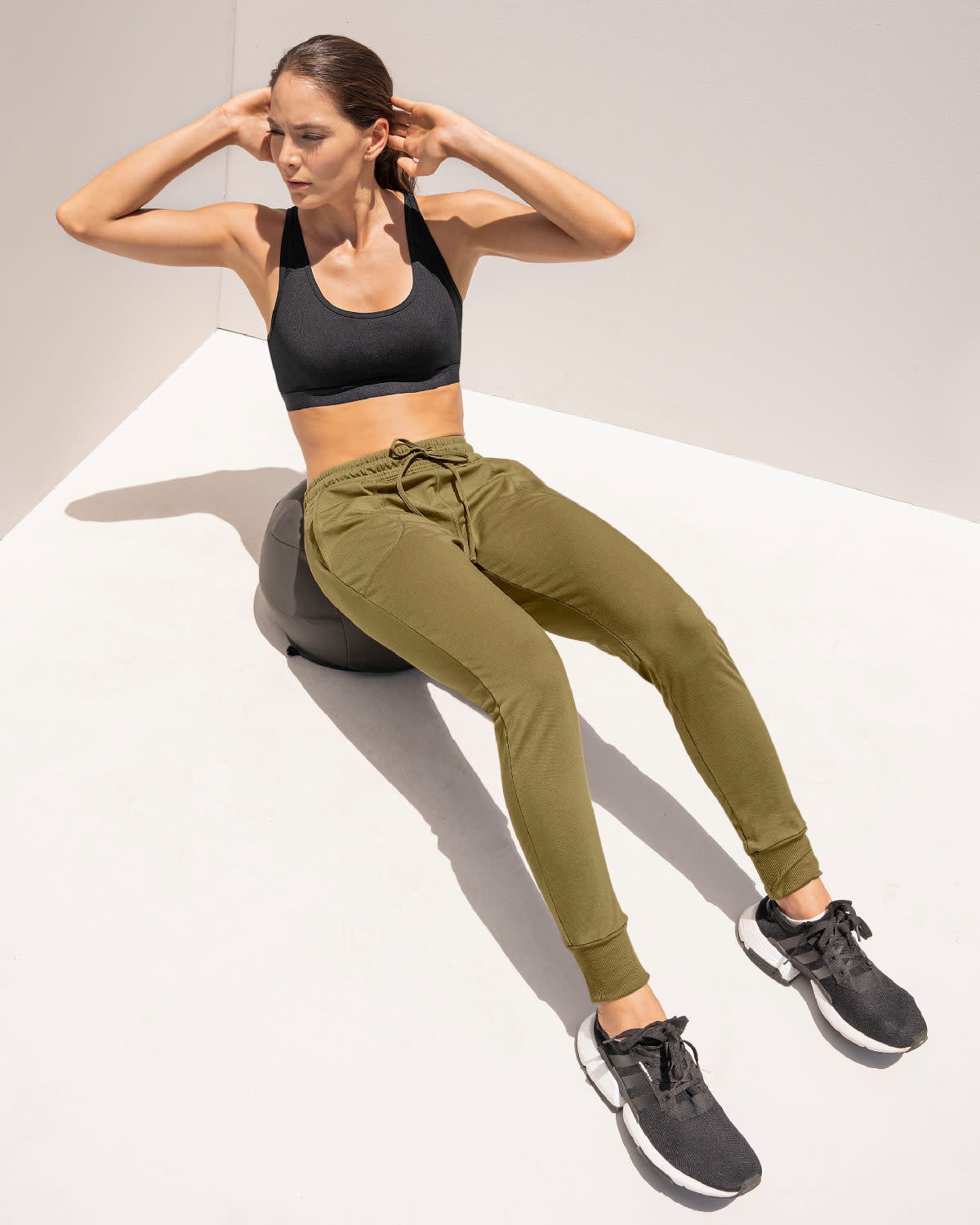 Jogger deportivo de silueta amplia con bolsillos#color_681-verde-oscuro