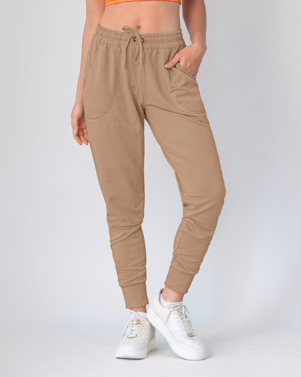 Jogger deportivo de silueta amplia con bolsillos#color_852-habano