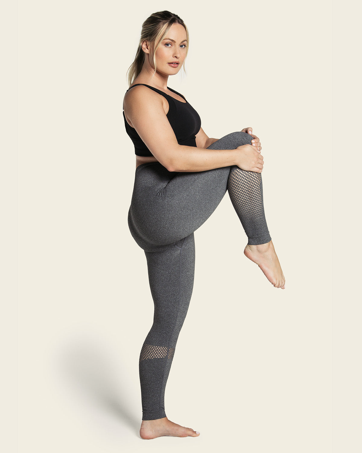 Legging deportivo tiro alto sin costuras con fajón doble en cintura y mallas transpirables#color_717-gris