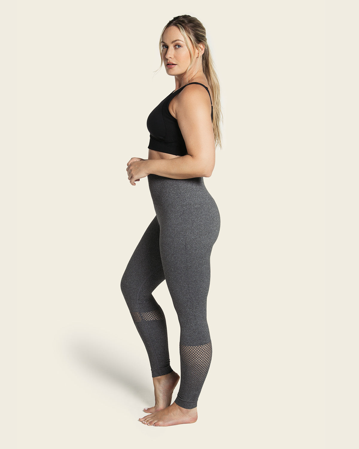 Legging deportivo tiro alto sin costuras con fajón doble en cintura y mallas transpirables#color_717-gris