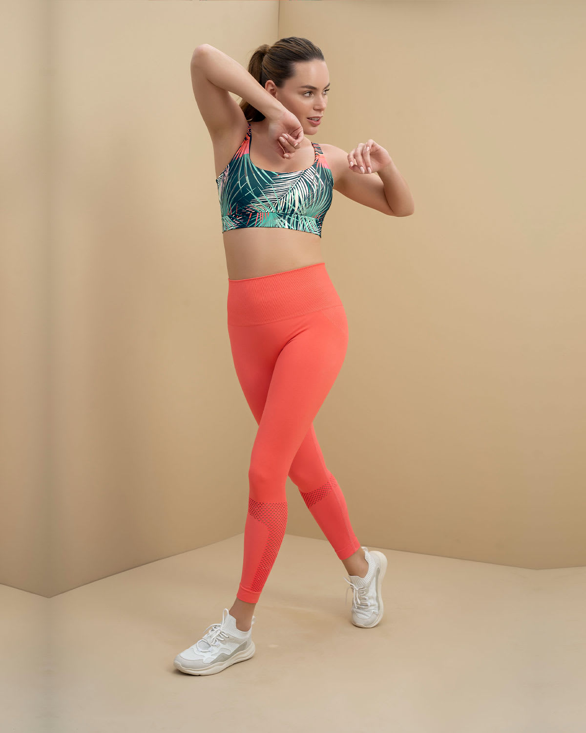 Legging deportivo de tiro alto sin costuras con fajón doble tela en cintura y mallas transpirables#color_358-coral-oscuro