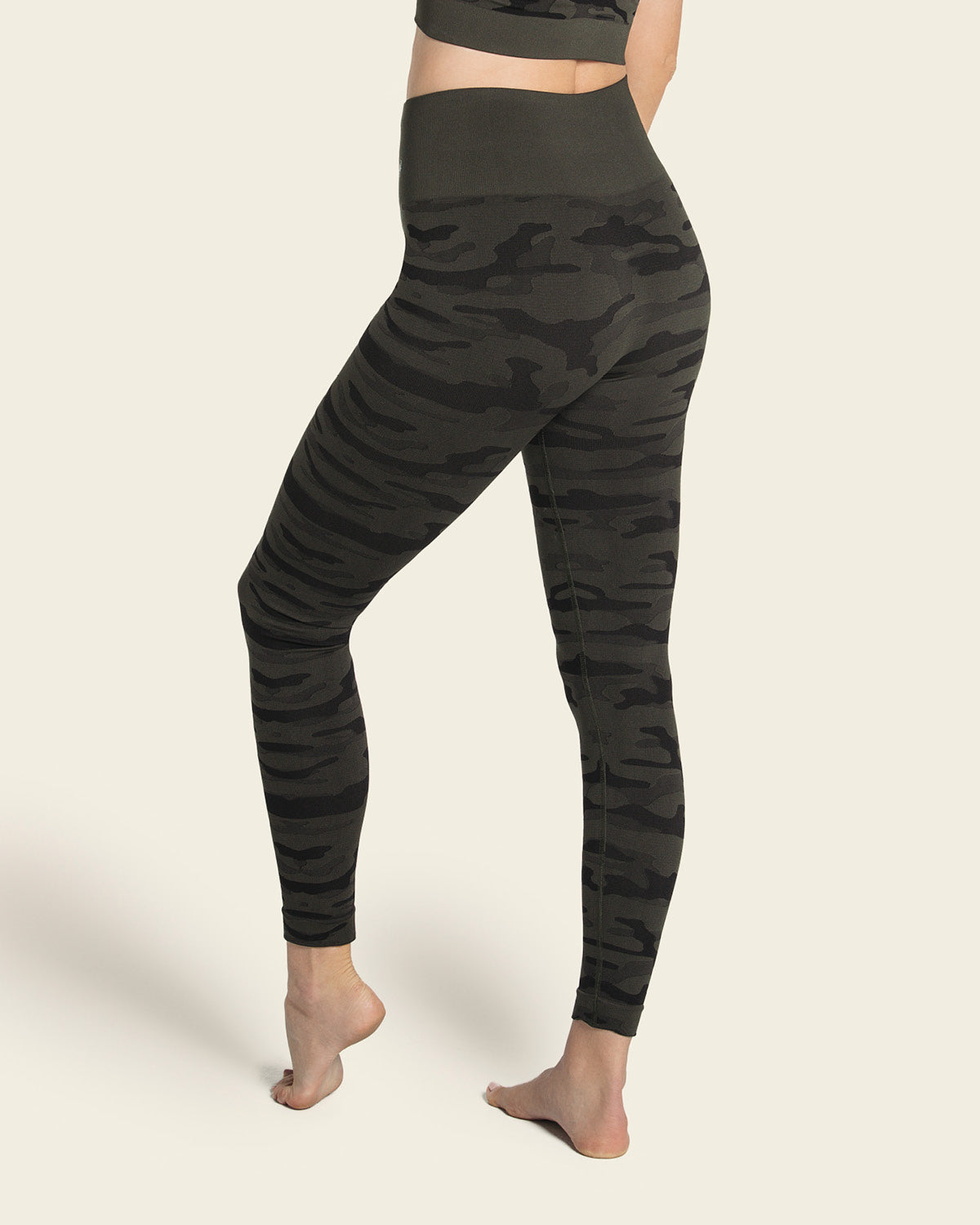 Legging deportivo de control y tiro alto en tecnología seamless sin costuras#color_695-verde-oscuro