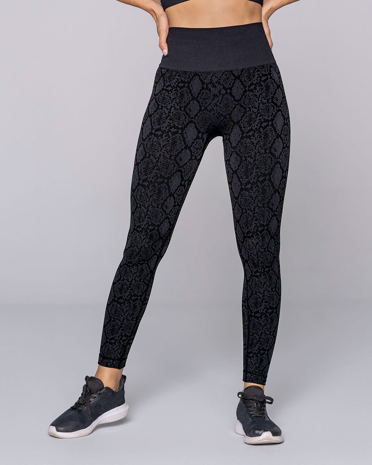 Legging deportivo de control y tiro alto en tecnología seamless sin costuras#color_701-estampado-piton-negro