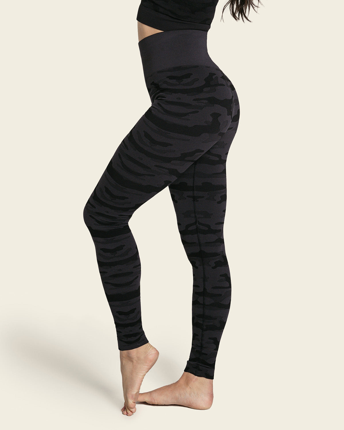 Legging deportivo de control y tiro alto en tecnología seamless sin costuras#color_711-gris-camuflado