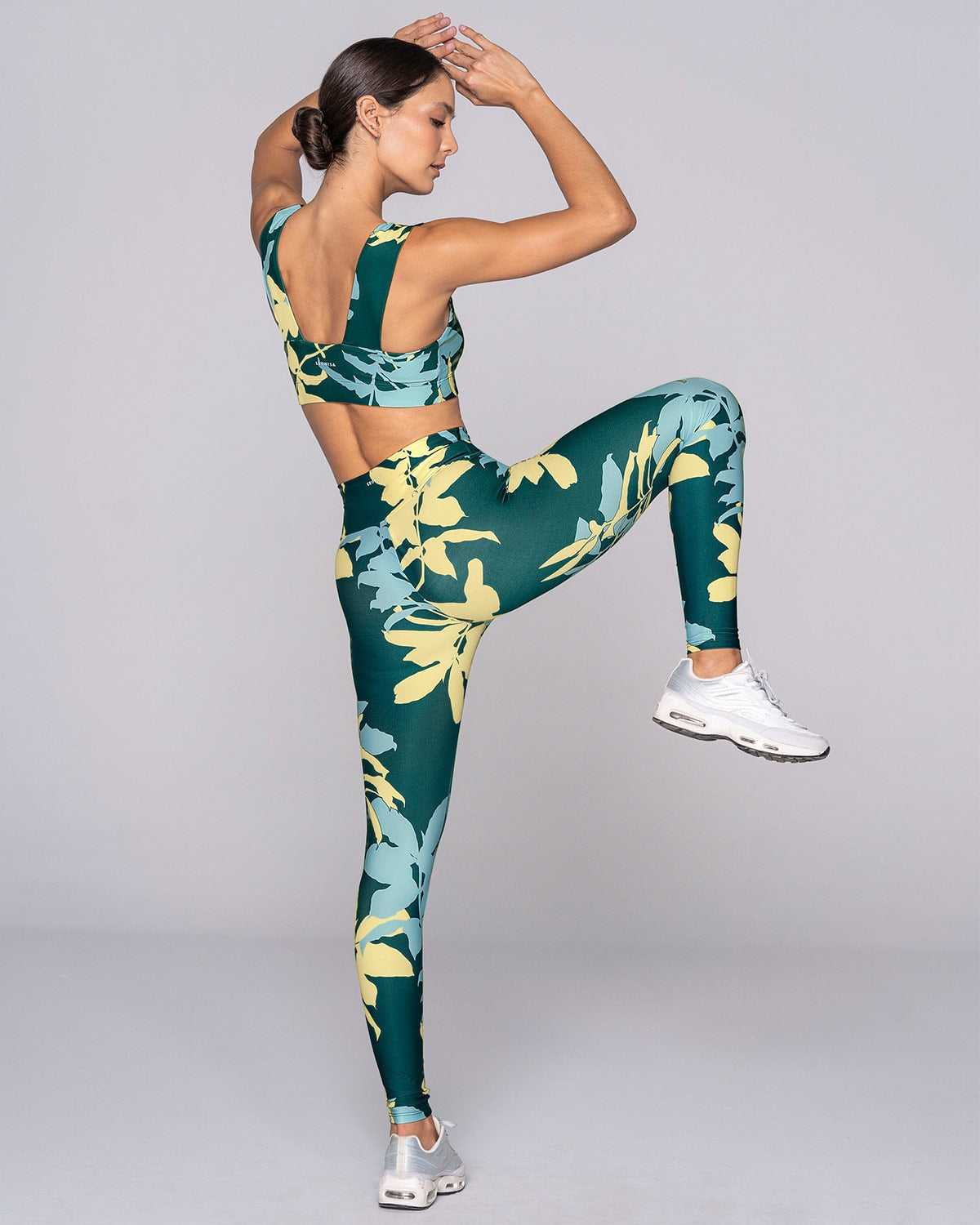 Legging de tiro alto control en abdomen y muslos en material pet reciclado#color_060-estampado-hojas-verde