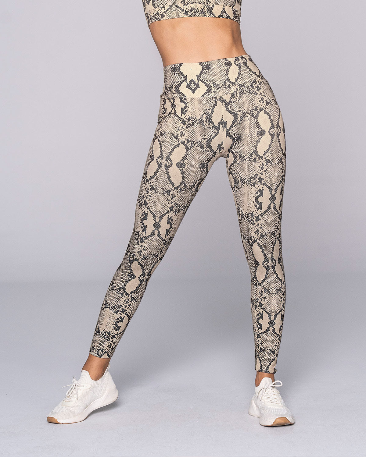 Legging de tiro alto control en abdomen y muslos en material pet reciclado#color_094-estampado-piton-gris