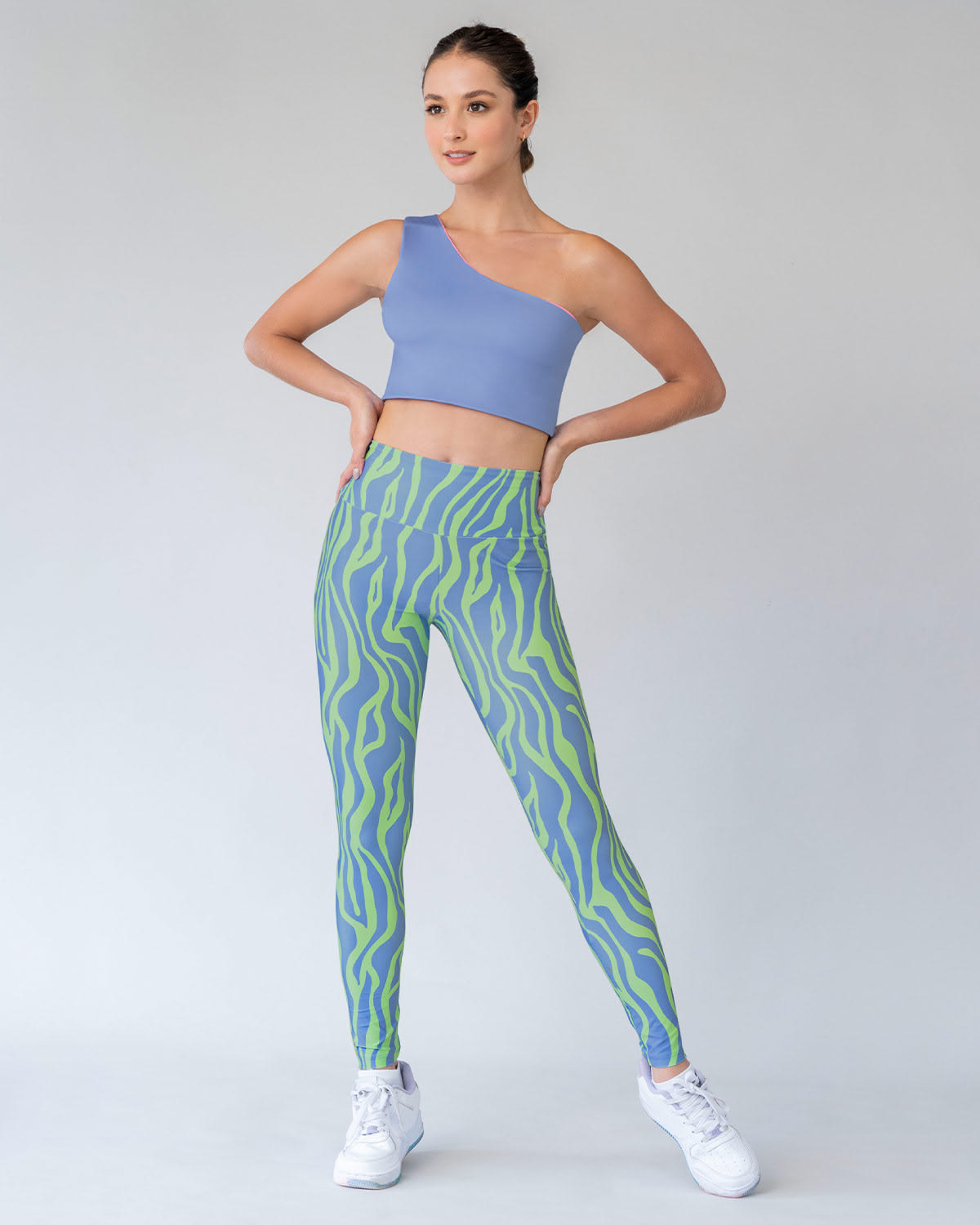 Legging de tiro alto control en abdomen y muslos en material pet reciclado#color_443-estampado-piel-morado