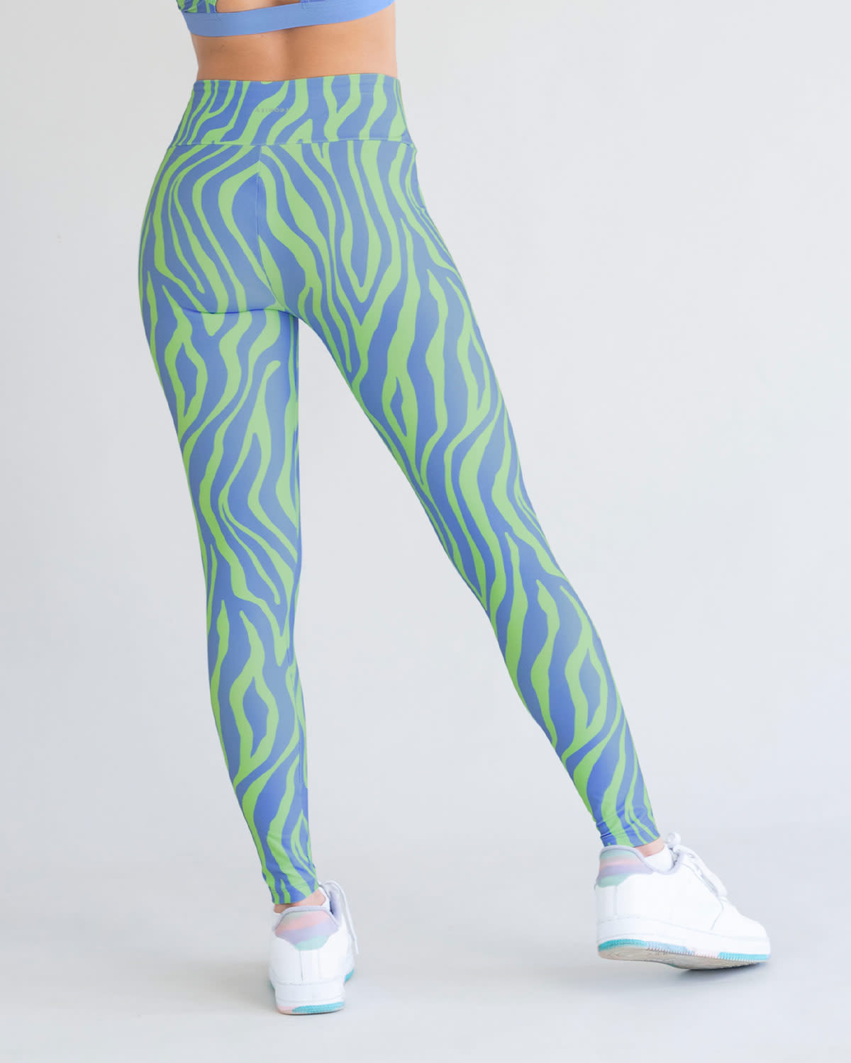 Legging de tiro alto control en abdomen y muslos en material pet reciclado#color_443-estampado-piel-morado