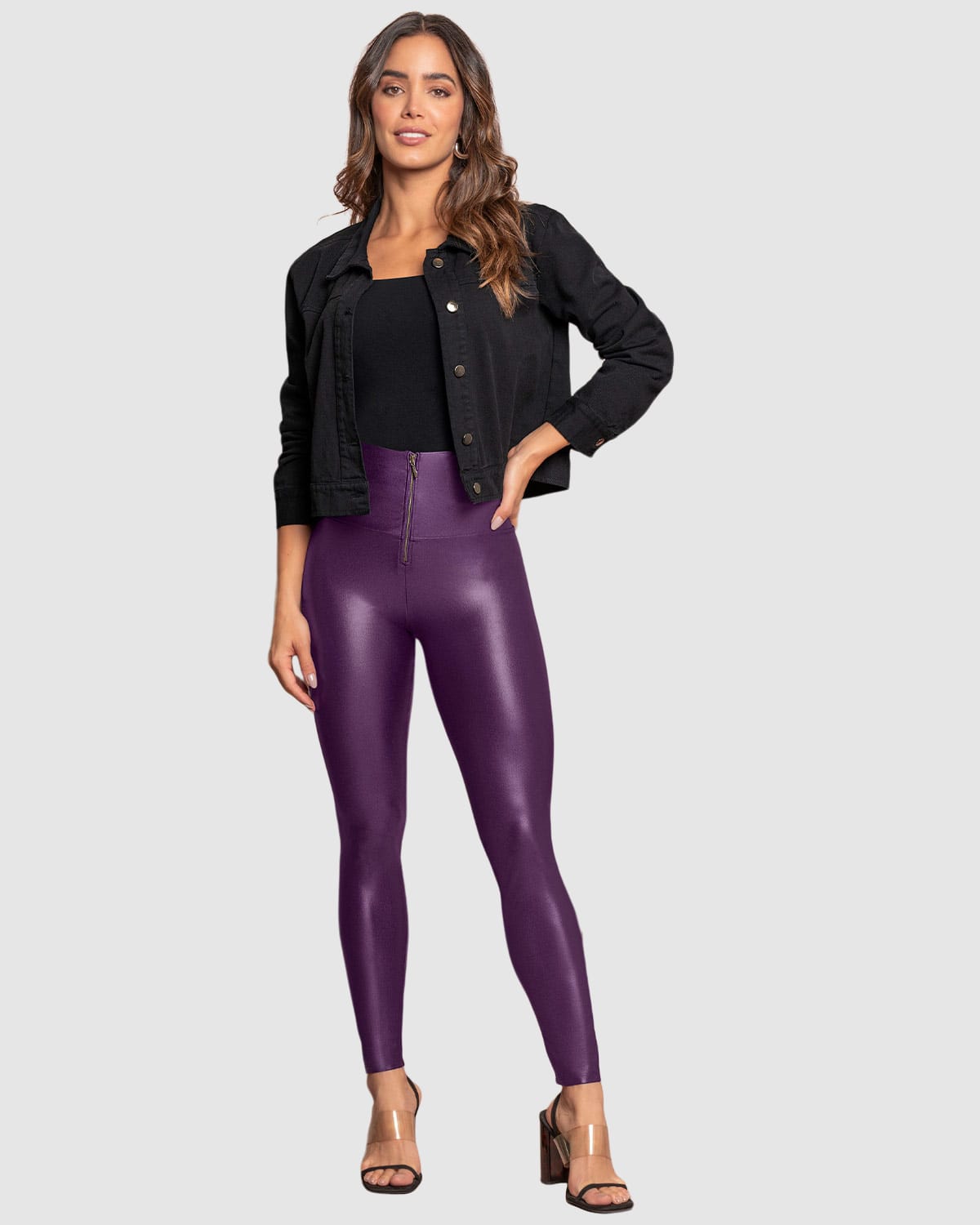 Leggings con acabado imitación cuero con control de abdomen#color_429-morado-medio