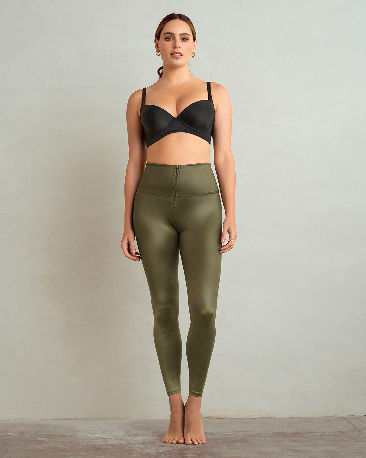 Leggings con acabado imitación cuero con control de abdomen#color_617-verde-militar