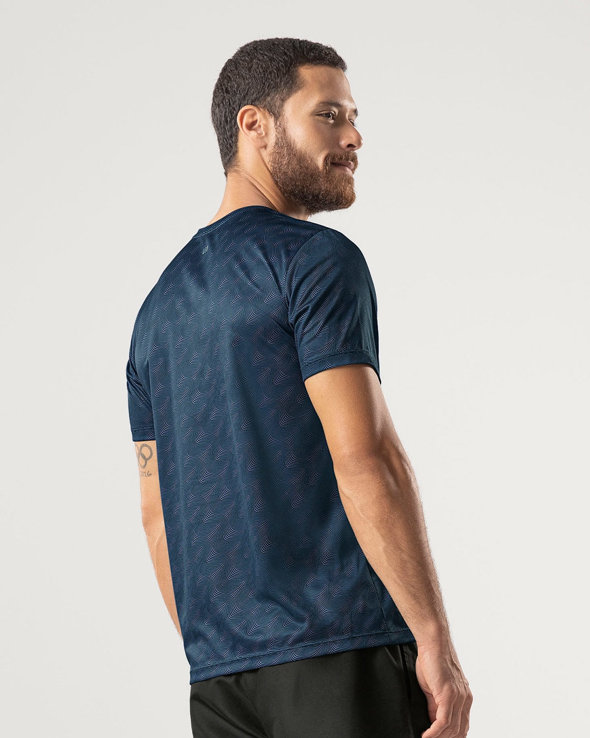 Camiseta deportiva masculina semiajustada de secado rápido#color_517-estampado-ondas-azul